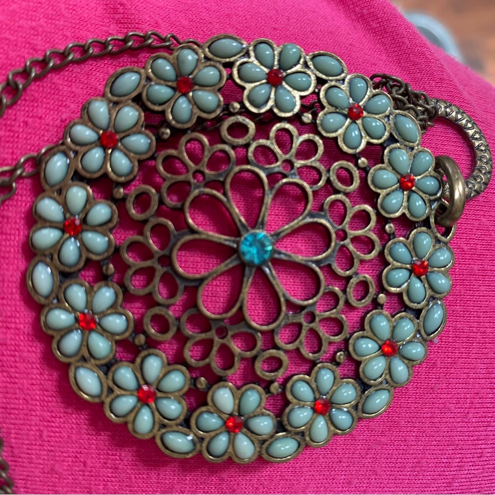 Filigree daisy necklace with rhinestones - Picture 6 of 6